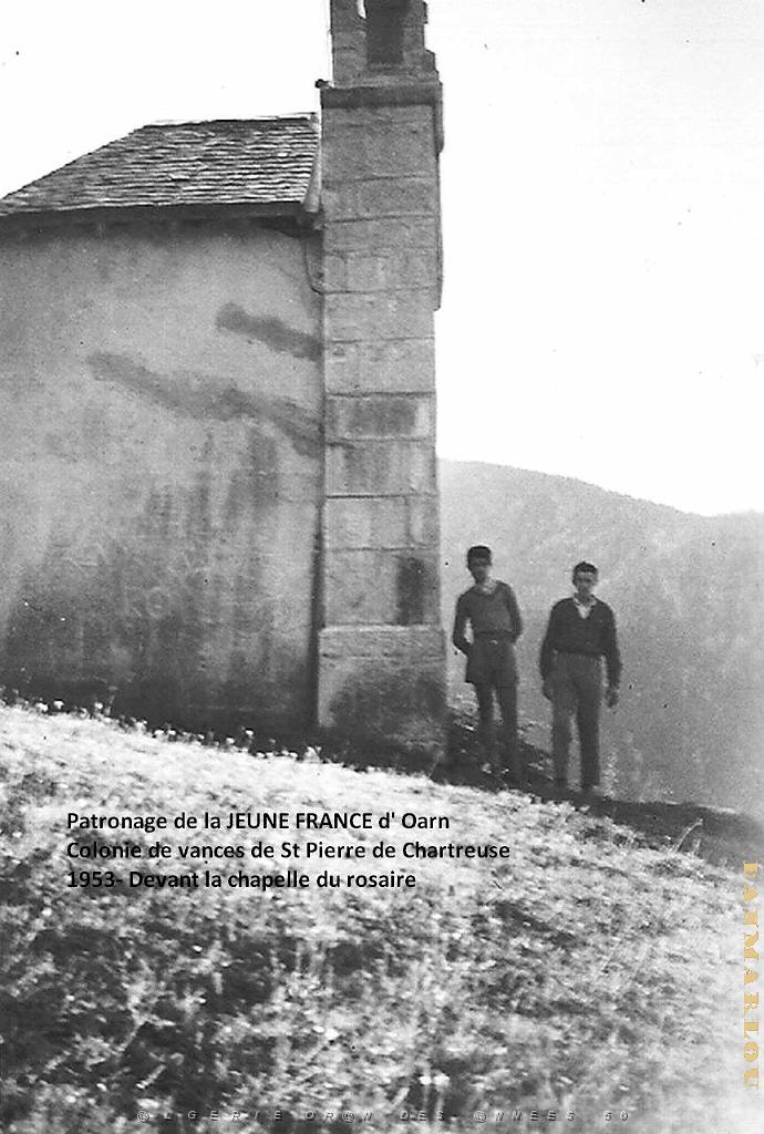 COLO JEUNE FRANCE 1953 devant la chapelle du Rosaire.jpg